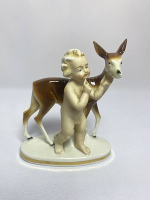 Редкая коллекционная фарфоровая статуэтка Путти с олененком. Немецкой мануфактуры Carl 