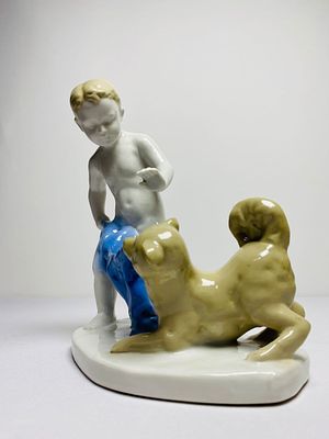 Фарфоровая статуэтка "Мальчик с собакой" производство Артель Керамик. Время изготовления первая 