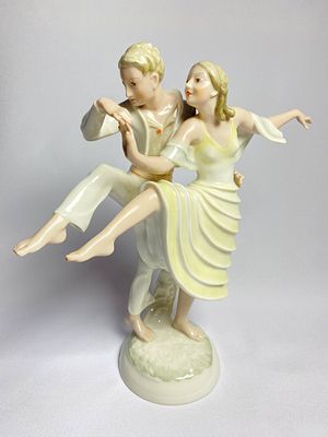 Антикварная статуэтка "Танцующая пара" HUTSHENREUTHER 
Изумительной красоты фарфоровая 