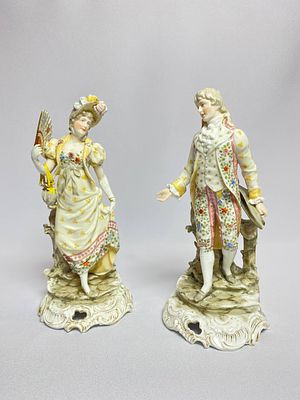 Пара антикварных фарфоровых статуэток поражающих глаз изяществом форм, красотой линий и росписи 