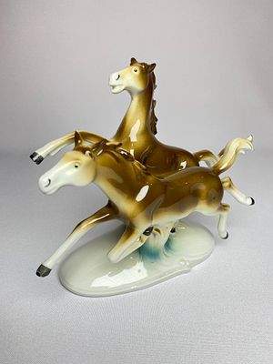Фарфоровая статуэтка Бегущие кони / Лошади. Graefenthal (Графенталь) Германия. 
Статуэтка 