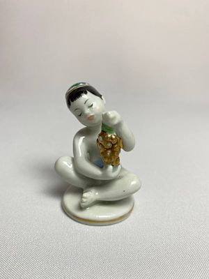 Фарфоровая статуэтка "Мальчик с виноградом". СССР. ЛФЗ. Состояние хорошее, без сколов и трещин 