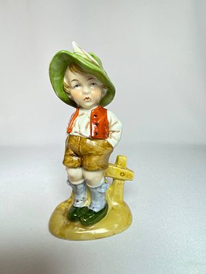 Фарфоровая статуэтка "Мальчик в зеленой шляпе" Изготовлен немецкой мануфактурой 