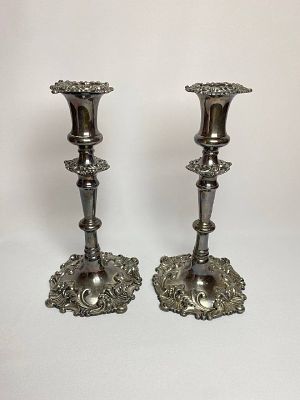Пара старинных подсвечников с чётким рельефом узора и ручной доработкой мелких деталей. 