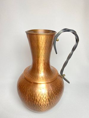 Кувшин медный в отличном состоянии, не течёт и без вмятин с металлической кованной ручкой. 