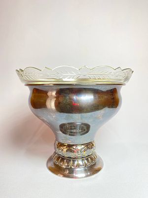 Большая фруктовница или чаша с родным стеклом, производство Франция. Время изготовления первая 