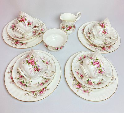 Прекрасный чайно -кофейный сервиз из 14 предметов костяного фарфора, производство Royal Albert 