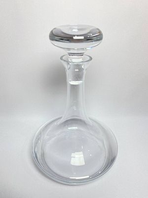 Большой тяжёлый ( Вес 1,7кг. )изящный графин из тонкого стекла с широким основанием, снизу 