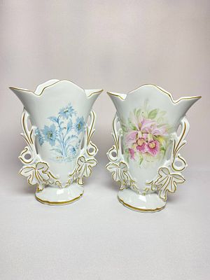 Очень красивые из белоснежного фарфора вазы Старый Париж в нежнейших тонах. Вазы в превосходной 