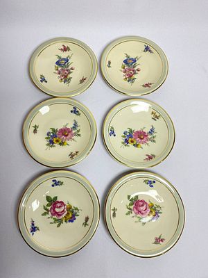 Изящные блюдца -тарелочки из костяного фарфора с тремя парными рисунками цветов. Производство 