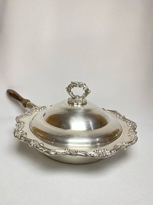 Красивая, тяжёлая, толстостенная сковорода для подачи блюд и сервировки стола в Викторианском 