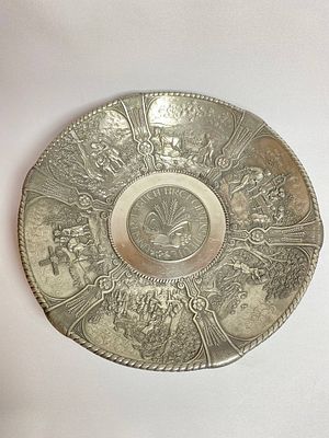 Большая тяжёлая оловянная тарелка с отличным рельефом посвященная сбору урожая. Производство 