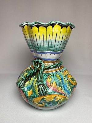 Ваза для цветов авторской работы Итальянского художника.Высота вазы -25см . 
Выполнена в 