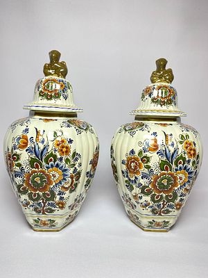 Две красивые вазы с исполнением рисунка ручной работы, производство Голландия. время 