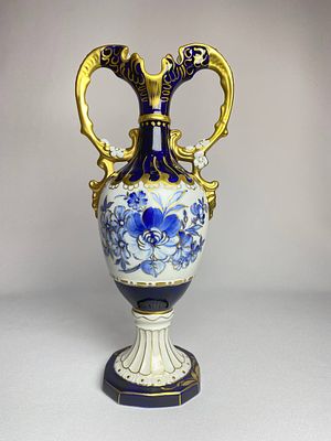 Красивая фарфоровая ваза ручной работы с живописью и позолотой. Производство Чехословакии в 