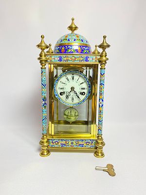 Яркие, очень тяжёлые часы с боем выполнены в технике клуазоне (Перегородчатая эмаль) 