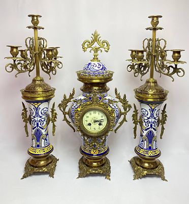 Антикварные каминные часы с канделябрами выполненные из бронзы и керамики с ручной росписью . 