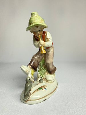 Фарфоровая статуэтка Grafenthal. Мальчик играющий на дудочке двум воронам производство 