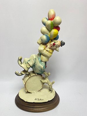 Антикварная статуэтка ручной работы с подписью автора "Клоун с шарами" изготовлена из пластика 
