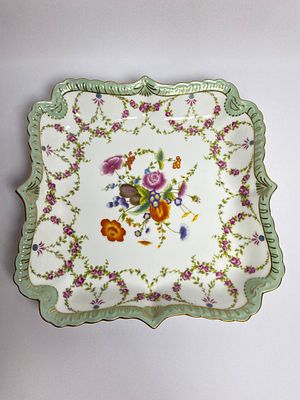 Антикварное красивое блюдо квадратной формы ручной росписи. Блюдо из белоснежного фарфора с 