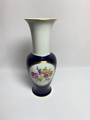 Кобальтовая ваза с ярким букетом и позолотой. Производство Германия мануфактура JLMENAU. Время 