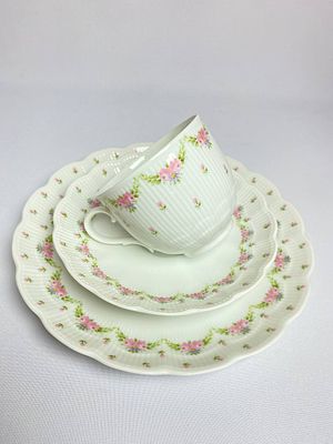 Нежное фарфоровое чайное трио в отличном состоянии. Известной немецкой мануфактуры Kaiser 