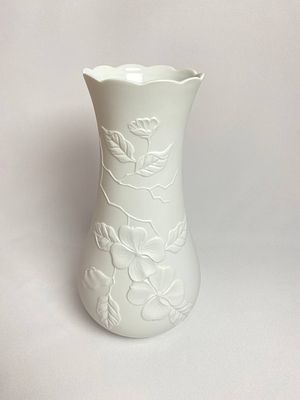 Нежная фарфоровая ваза из белоснежного бисквитного фарфора с чётким изображением цветов. 