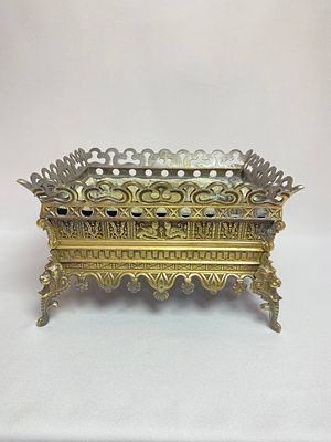 Антикварное, тяжёлое, бронзовое кашпо стилизованное под ковчег Завета с накладными ручками 