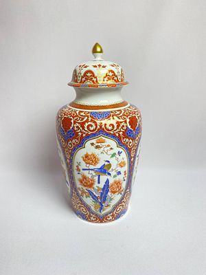 Фарфоровая ваза с крышкой или имбирница с позолотой 22 карата и чётким орнаментом. Производство 