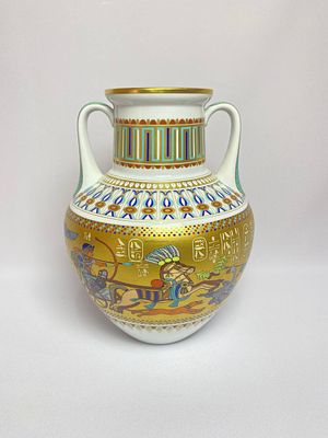 Крупная красивая ваза с позолотой в 22 карата. Производство Германия мануфактура KAISER серия 