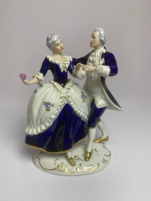 Статуэтка Дама с кавалером Royal Dux Чехословакия. 
Фарфоровая статуэтка &laquo;Дама с кавалером&raquo;. 