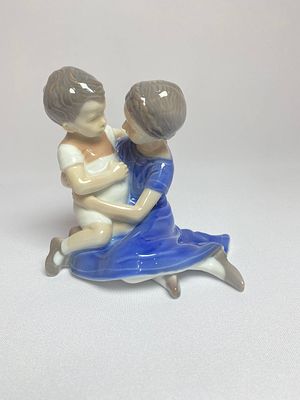 Фарфоровая винтажная статуэтка &laquo;Брат и сестра&raquo; или &laquo;Играющие дети&raquo;. Высота 12 см. Производство 