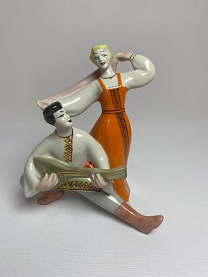 Фарфоровая статуэтка "Танец с балалайкой" производство СССР завод Полонский. Время изготовления 