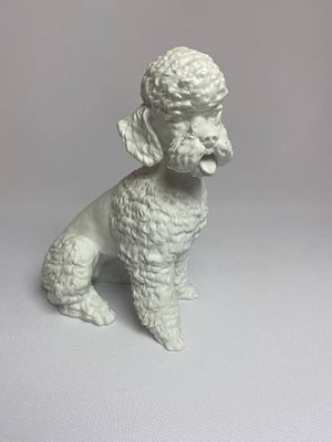 Фарфоровая статуэтка из белоснежного бисквитного фарфора с изображением пуделя. Производство 