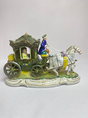 Фарфоровая карета с дамой, с кучером и упряжкой лошадей в хорошей сохранности, без сколов и 