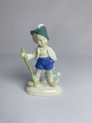 Фарфоровая статуэтка Мальчик с посохом, высотой -12 см. Производство Германия , клеймо в тесте. 