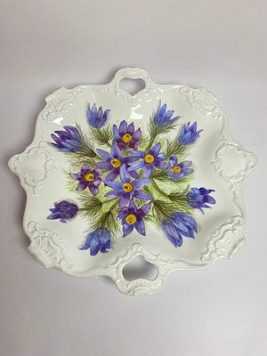 Красивое яркое блюдо с ручками из белоснежного фарфора с рисунком ручной работы. Блюдо с 