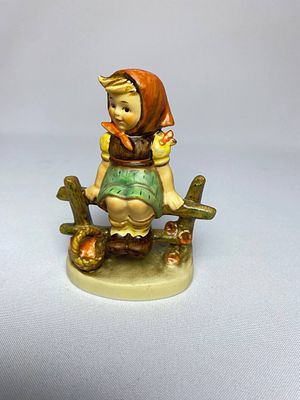 Редкая фарфоровая статуэтка &laquo;Просто отдыхаю&raquo; изображающая девочку сидящую на заборе 