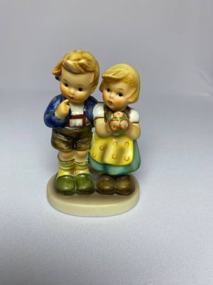 Редкая фарфоровая статуэтка "Романтическая пара" изображающая мальчика и девочку. Производство 