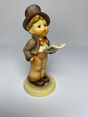 Редкая фарфоровая статуэтка "Солист" изображающая мальчика в цилиндре и нотами. Производство 