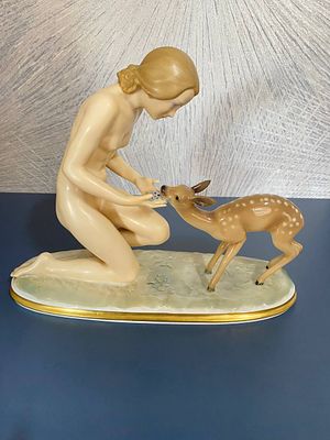 Большая старинная фарфоровая статуэтка "Девушка с олен&euml;нком". Производство Германия мануфактура 