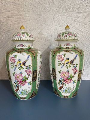 Пара редких фарфоровых ваз с крышками, ручной работы и чётким рисунком в 22 карата позолоты. 