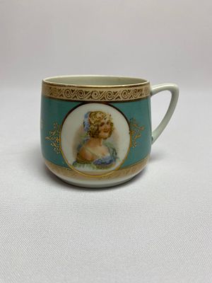 Антикварная Кружка чашка СССР 1930г. Чашка, украшенная двумя медальонами с изображениями 