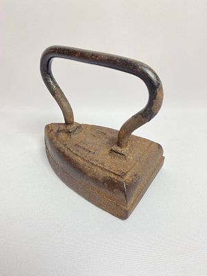 Антикварный цельнолитой утюг 19 века Царская Россия. Вес-4,096 кг. Высота-15 см., ширина-17 см. 