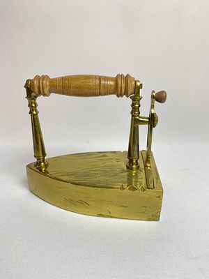Антикварный бронзовый утюг с деревянными ручками и нагревательным элементом, производство 