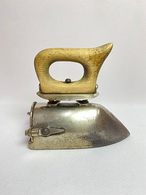 Антикварный утюг в родном никеле с нагревательным элементом производство Германия. Время 