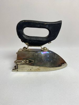 Антикварный утюг в родном никеле с нагревательным элементом производство Германия. Время 