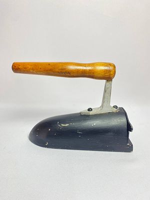 Старинный крупный тяжёлый утюг (Г- образная ручка) с нагревательным элементом конца 19 начало 