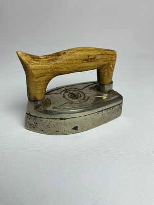 Маленький антикварный утюг со съёмной подошвой производство Германия. Материал металл, ручка 