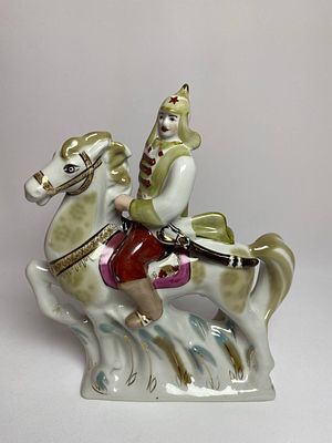 Фарфоровая агитационная статуэтка СССР "Красногвардеец на коне" или "Буденовец". Производство 
